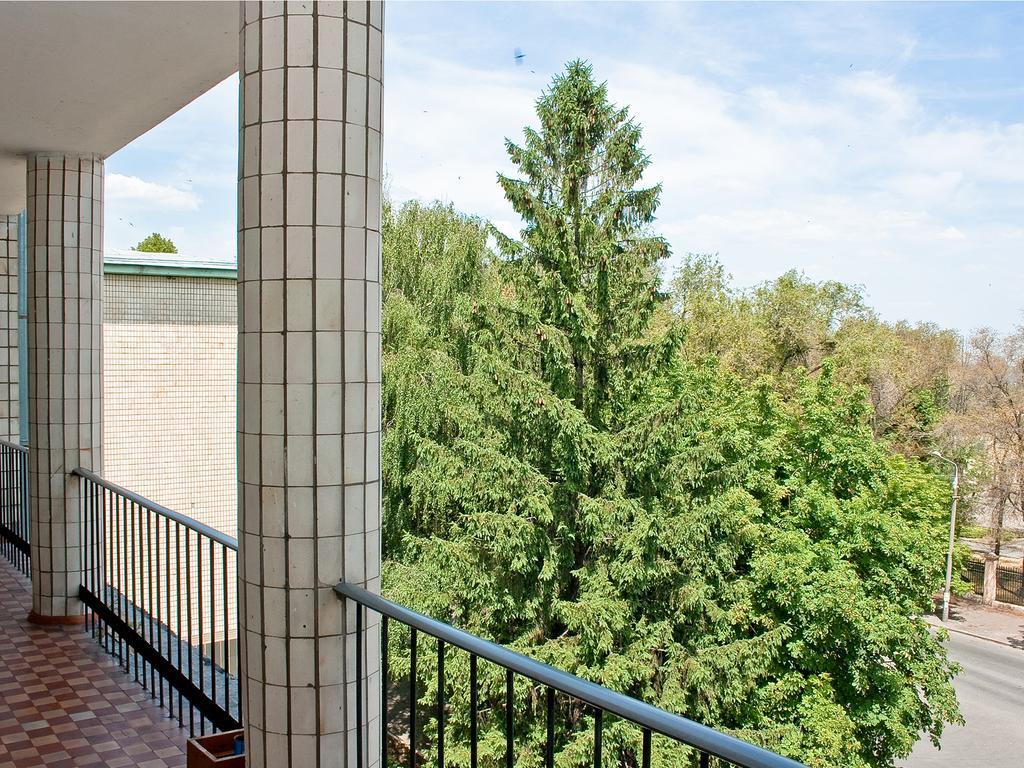 Zhovtneviy Hotel Dnipro Dış mekan fotoğraf