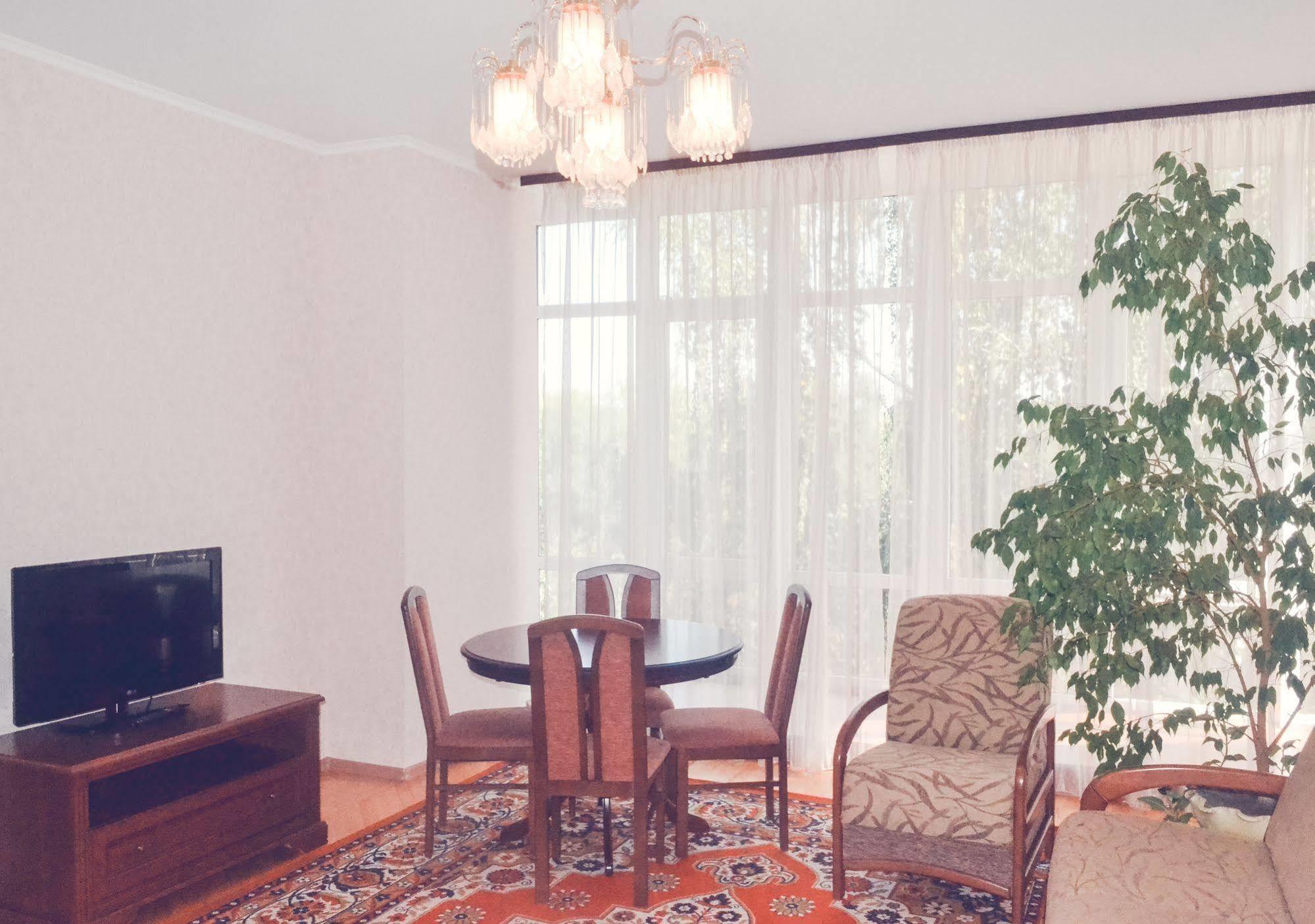 Zhovtneviy Hotel Dnipro Dış mekan fotoğraf